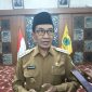 Bupati Pamekasan, KH, Kholilurrahman saat diwawancarai.