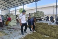 Pembelian tembakau di salah satu Gudang Tembakau di Pamekasan.