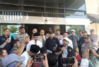 Alfian Masrsuto saat menyampaikan aspirasi di Kantor Bupati Pamekasan.