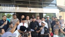 Alfian Masrsuto saat menyampaikan aspirasi di Kantor Bupati Pamekasan.