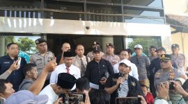 Alfian Masrsuto saat menyampaikan aspirasi di Kantor Bupati Pamekasan.