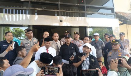 Alfian Masrsuto saat menyampaikan aspirasi di Kantor Bupati Pamekasan.