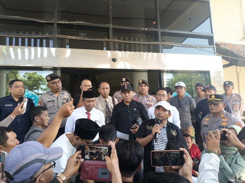 Alfian Masrsuto saat menyampaikan aspirasi di Kantor Bupati Pamekasan.