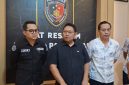 Kasatreskrim Polres Pamekasan AKP Yoyok Hardianto (tengah) pimpinan Konferensi Pers.