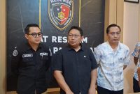 Kasatreskrim Polres Pamekasan AKP Yoyok Hardianto (tengah) pimpinan Konferensi Pers.