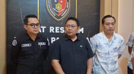 Kasatreskrim Polres Pamekasan AKP Yoyok Hardianto (tengah) pimpinan Konferensi Pers.