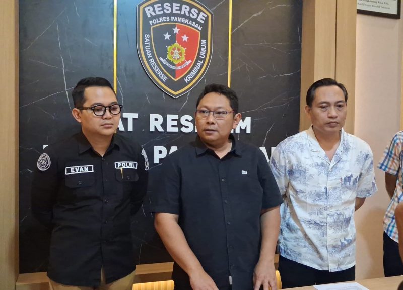 Kasatreskrim Polres Pamekasan AKP Yoyok Hardianto (tengah) pimpinan Konferensi Pers.