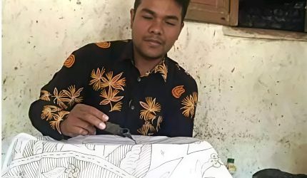 Fathorrahman, pengrajin batik asal Desa Klampar.