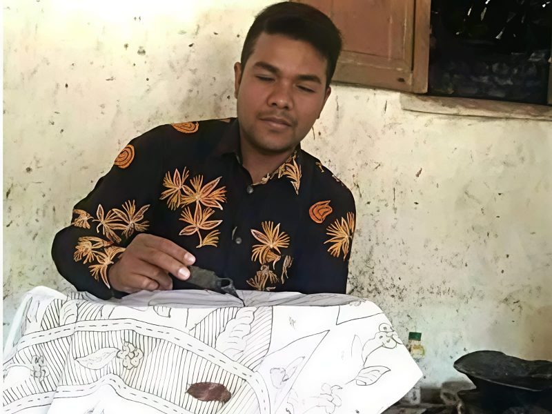 Fathorrahman, pengrajin batik asal Desa Klampar.