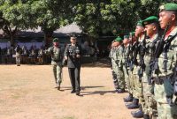 Suasana upacara peringatan hari ulang tahun ke-81 TNI di Lapangan Makodim 0826/Pamekasan.