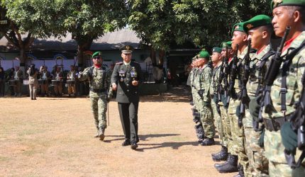 Suasana upacara peringatan hari ulang tahun ke-81 TNI di Lapangan Makodim 0826/Pamekasan.
