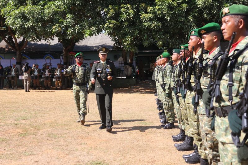 Suasana upacara peringatan hari ulang tahun ke-81 TNI di Lapangan Makodim 0826/Pamekasan.
