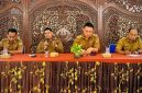 Plt DPRKP Pamekasan, Andi Ali Syahbana, saat memberikan sambutan diacara rapat koordinasi strategis yang melibatkan para Kepala Desa dan Lurah se-Kecamatan Pamekasan, Selasa (6/10/2026).