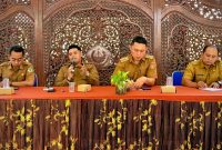 Plt DPRKP Pamekasan, Andi Ali Syahbana, saat memberikan sambutan diacara rapat koordinasi strategis yang melibatkan para Kepala Desa dan Lurah se-Kecamatan Pamekasan, Selasa (6/10/2026).