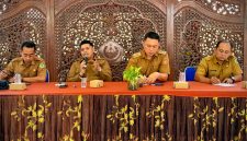 Plt DPRKP Pamekasan, Andi Ali Syahbana, saat memberikan sambutan diacara rapat koordinasi strategis yang melibatkan para Kepala Desa dan Lurah se-Kecamatan Pamekasan, Selasa (6/10/2026).