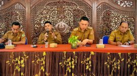 Plt DPRKP Pamekasan, Andi Ali Syahbana, saat memberikan sambutan diacara rapat koordinasi strategis yang melibatkan para Kepala Desa dan Lurah se-Kecamatan Pamekasan, Selasa (6/10/2026).
