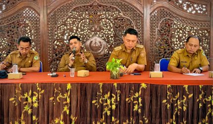Plt DPRKP Pamekasan, Andi Ali Syahbana, saat memberikan sambutan diacara rapat koordinasi strategis yang melibatkan para Kepala Desa dan Lurah se-Kecamatan Pamekasan, Selasa (6/10/2026).