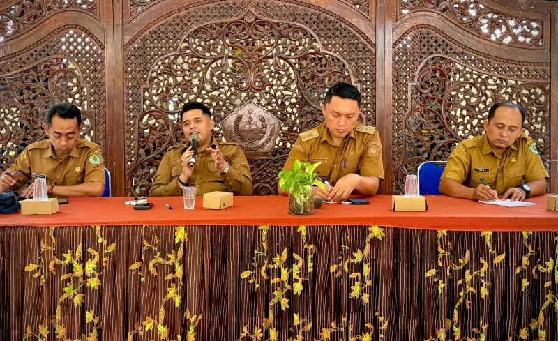Plt DPRKP Pamekasan, Andi Ali Syahbana, saat memberikan sambutan diacara rapat koordinasi strategis yang melibatkan para Kepala Desa dan Lurah se-Kecamatan Pamekasan, Selasa (6/10/2026).