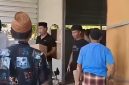 Gambar tangkapan layar dari video yang beredar, diduga sejumlah orang yang mendatangi rumah pelapor.