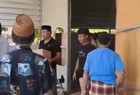 Gambar tangkapan layar dari video yang beredar, diduga sejumlah orang yang mendatangi rumah pelapor.