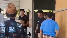 Gambar tangkapan layar dari video yang beredar, diduga sejumlah orang yang mendatangi rumah pelapor.