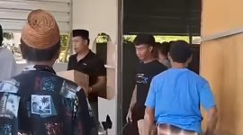 Gambar tangkapan layar dari video yang beredar, diduga sejumlah orang yang mendatangi rumah pelapor.