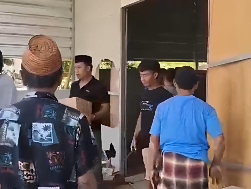 Gambar tangkapan layar dari video yang beredar, diduga sejumlah orang yang mendatangi rumah pelapor.