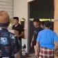 Gambar tangkapan layar dari video yang beredar, diduga sejumlah orang yang mendatangi rumah pelapor.