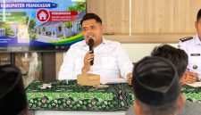 Plt DPRKP Pamekasan, Andi Ali Syahbana, didampingi Camat Proppo, Irwan, saat menggelar sosialisasi.