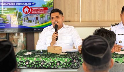 Plt DPRKP Pamekasan, Andi Ali Syahbana, didampingi Camat Proppo, Irwan, saat menggelar sosialisasi.