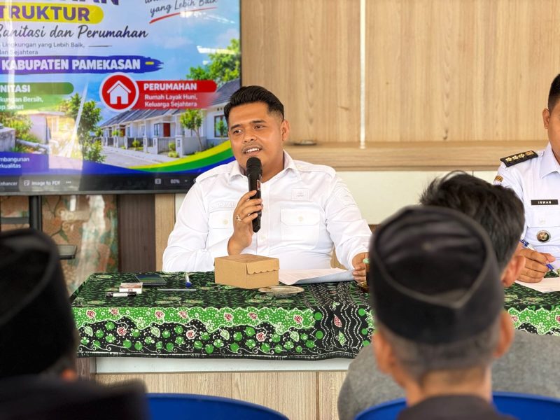 Plt DPRKP Pamekasan, Andi Ali Syahbana, didampingi Camat Proppo, Irwan, saat menggelar sosialisasi.
