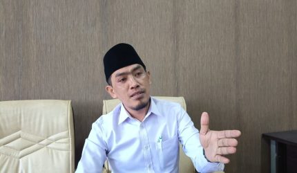 Sekretaris Komisi II DPRD Pamekasan, Moh Faridi, saat diwawancarai di ruang kerjanya.