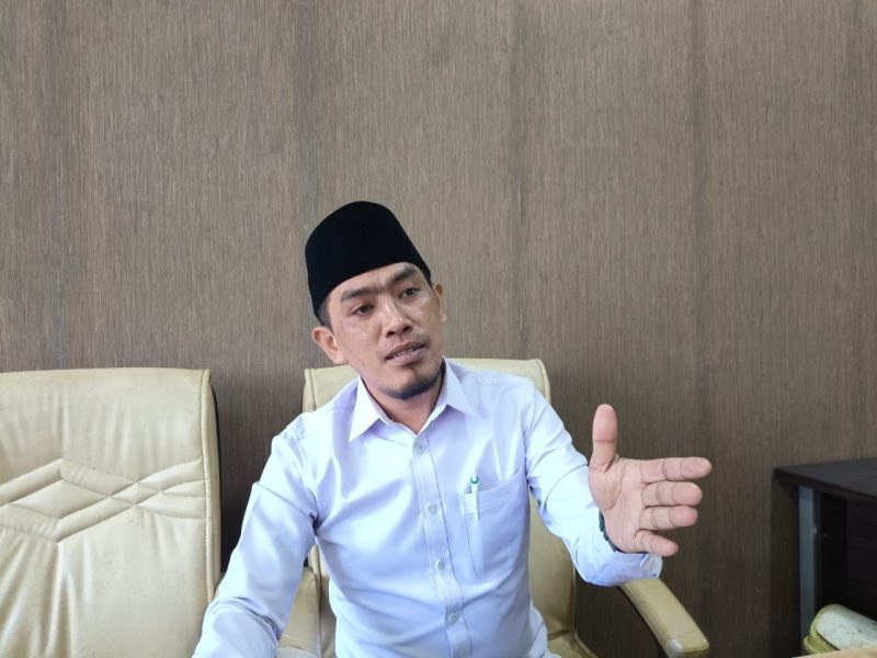 Sekretaris Komisi II DPRD Pamekasan, Moh Faridi, saat diwawancarai di ruang kerjanya.