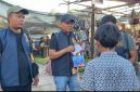 Relawan BIP membagikan santunan kepada anak yatim usai bermain di wahana pasar malam.