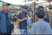 Relawan BIP membagikan santunan kepada anak yatim usai bermain di wahana pasar malam.