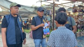 Relawan BIP membagikan santunan kepada anak yatim usai bermain di wahana pasar malam.