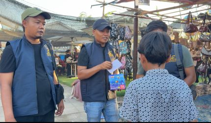 Relawan BIP membagikan santunan kepada anak yatim usai bermain di wahana pasar malam.