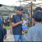 Relawan BIP membagikan santunan kepada anak yatim usai bermain di wahana pasar malam.