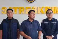 Kasatreskrim Polres Pamekasan, AKP Yoyok Hardianto (tengah) saat menggelar konferensi pers.
