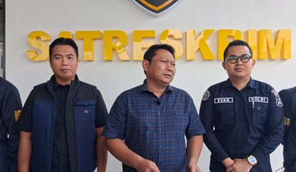 Kasatreskrim Polres Pamekasan, AKP Yoyok Hardianto (tengah) saat menggelar konferensi pers.