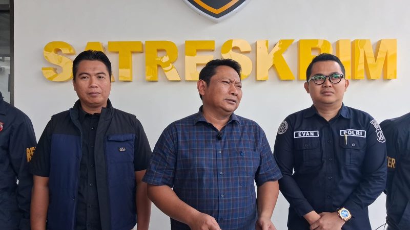 Kasatreskrim Polres Pamekasan, AKP Yoyok Hardianto (tengah) saat menggelar konferensi pers.