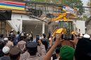 Suasana pengrusakan Gerai Indomaret di desa Panaan, Palengaan, Pamekasan.