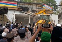 Suasana pengrusakan Gerai Indomaret di desa Panaan, Palengaan, Pamekasan.