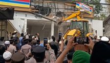 Suasana pengrusakan Gerai Indomaret di desa Panaan, Palengaan, Pamekasan.