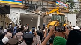 Suasana pengrusakan Gerai Indomaret di desa Panaan, Palengaan, Pamekasan.