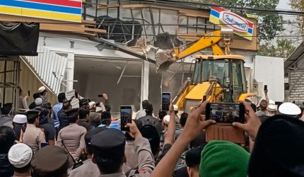 Suasana pengrusakan Gerai Indomaret di desa Panaan, Palengaan, Pamekasan.