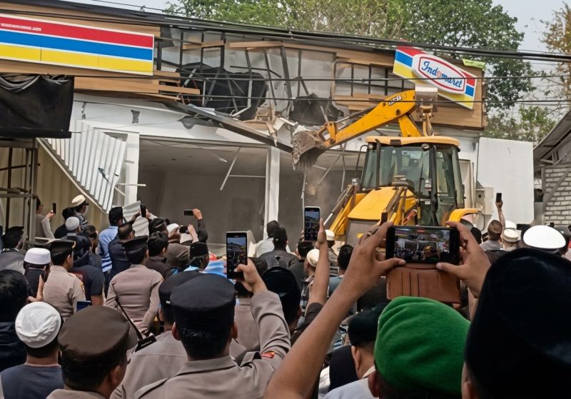 Suasana pengrusakan Gerai Indomaret di desa Panaan, Palengaan, Pamekasan.