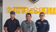 Kasatreskrim Polres Pamekasan AKP Yoyok Hardianto (tengah) saat melakukan konferensi pers.