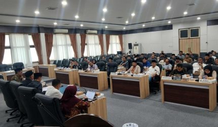 Suasana Rapat Dengar Pendapat (RDP) yang digelar Pansus Desa dengan Kades.