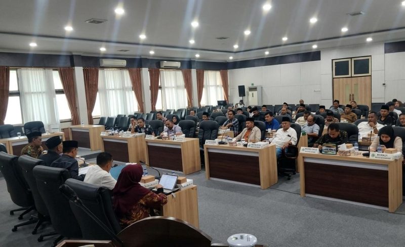 Suasana Rapat Dengar Pendapat (RDP) yang digelar Pansus Desa dengan Kades.